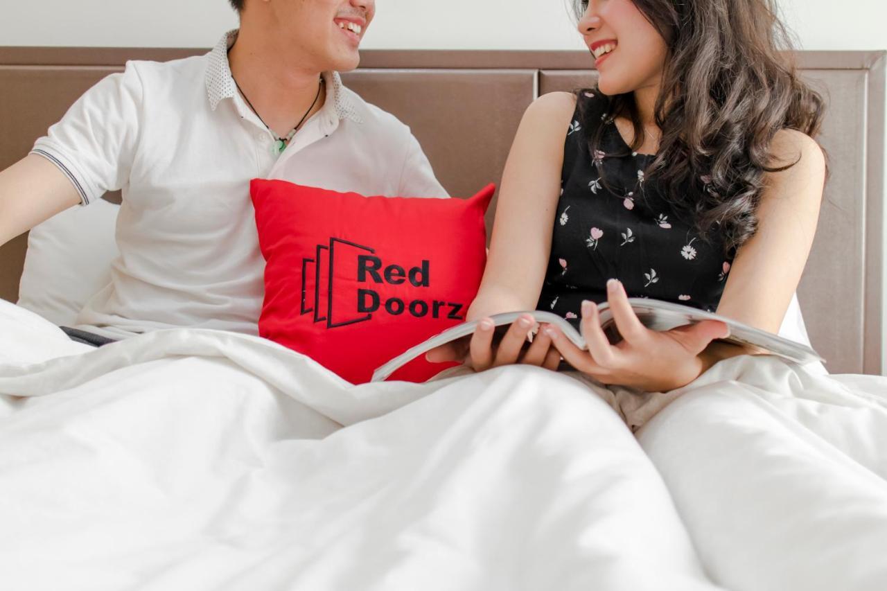 Reddoorz Premium @ D'Season Hotel Jemursari Surabaya Bagian luar foto